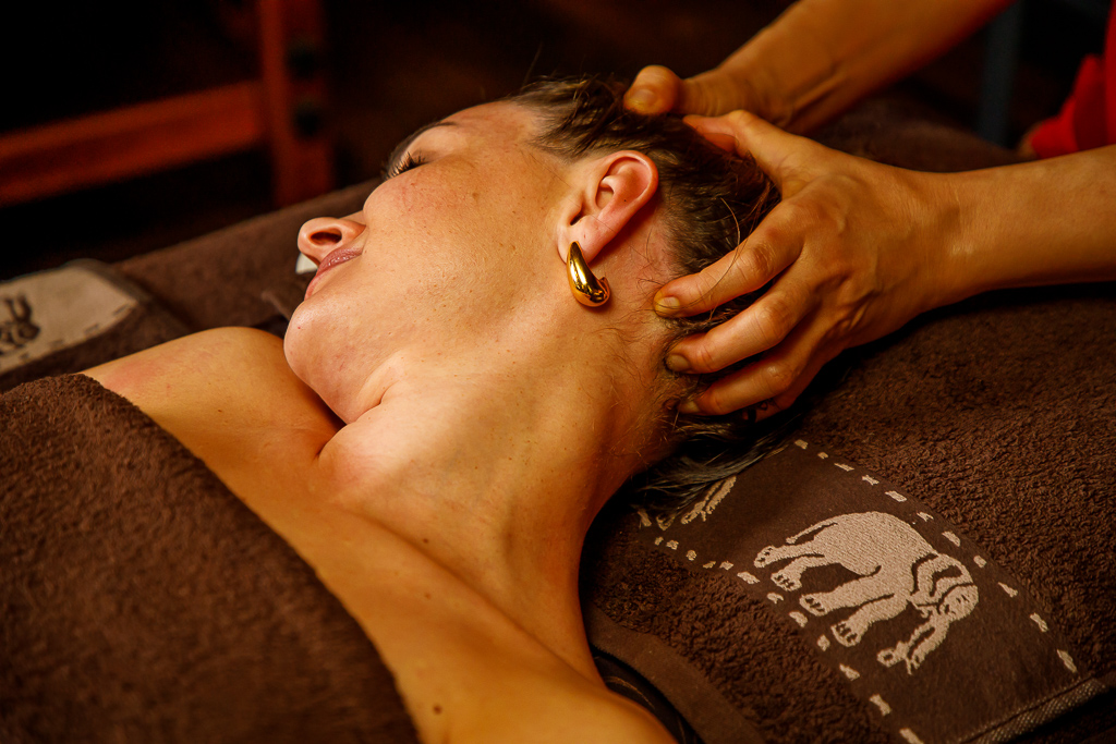 detail-masaze-hlavy-a-pokožky-vlasov-klientky-pri-uvolnujucej-masazi-v-salone